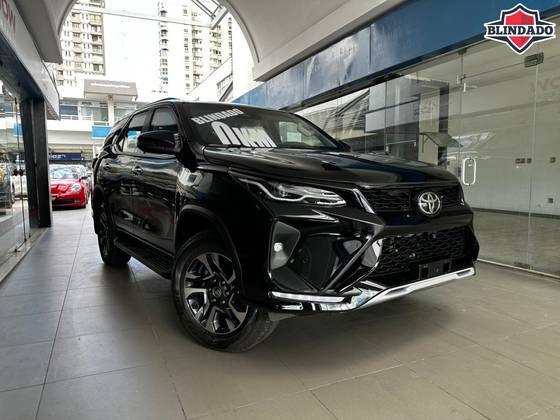 TOYOTA HILUX SW4 2.8 D-4D TURBO DIESEL SRX PLATINUM 7L 4X4 AUTOMÁTICO TOYOTA HILUX SW4 2.8 D-4D TURBO DIESEL SRX PLATINUM 7L 4X4 AUTOMÁTICO